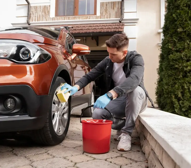 Lavage auto à domicile Démouville : professionnel intervenant sur un véhicule